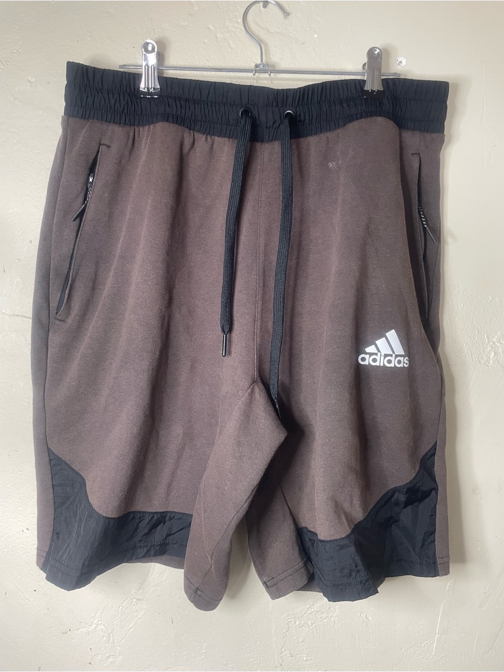 adidas SZ M Men's Athletic Shorts Brown/Black M Drawstring Elastic Zip Pockets
